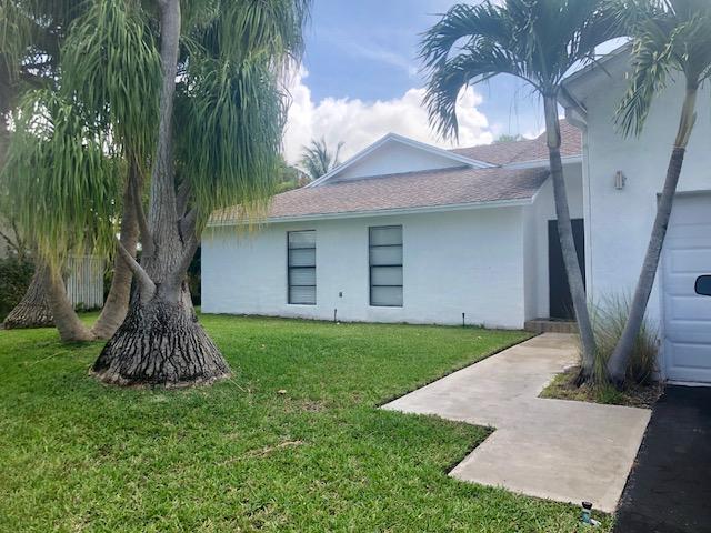 Beautiful Florida style living. fully renovated 3bed 2 bath large back yard.Granite counter top, tile and wood flooring throughout the house.