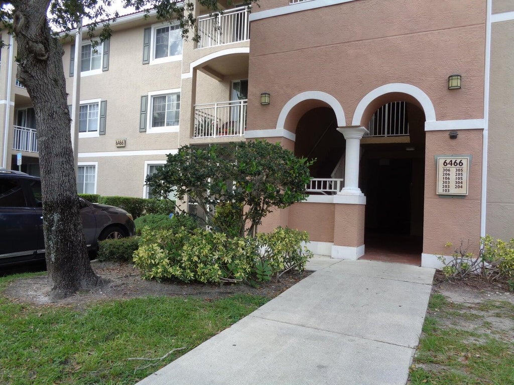 Photo of 6466 Emerald Dunes Drive #303, West Palm Beach, FL 33411 (MLS # R10969499)