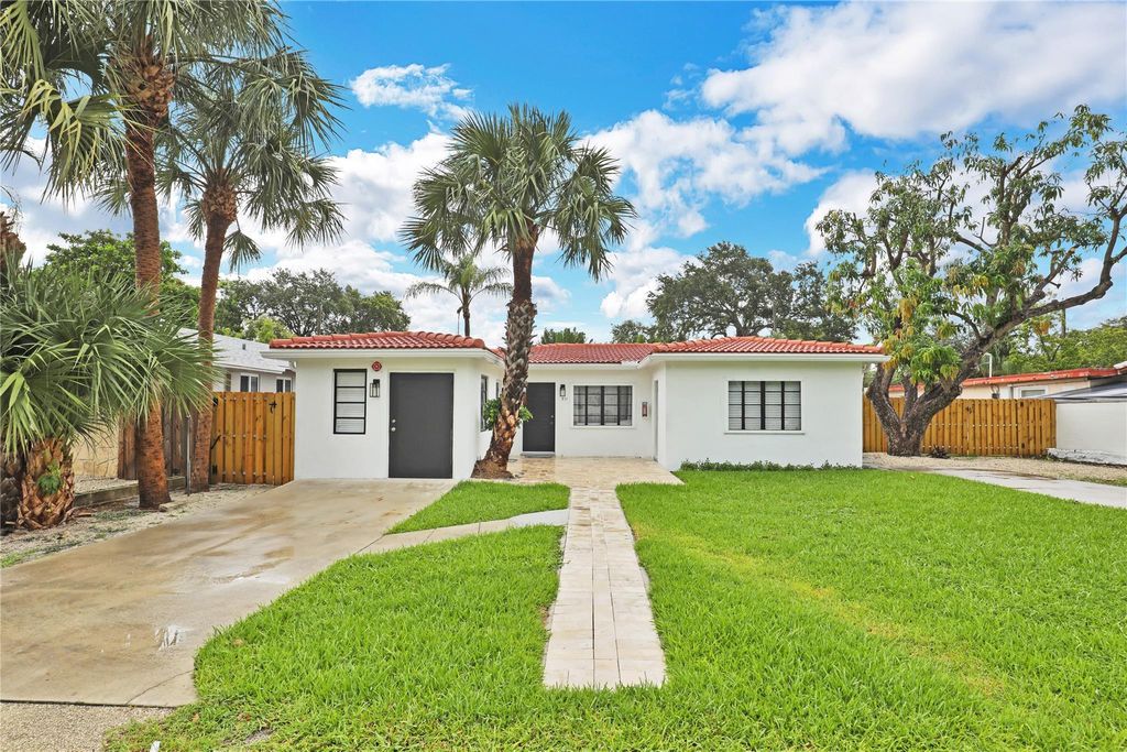 Photo of 831 SE 14th Street #2, Fort Lauderdale, FL 33316 (MLS # F10511099)
