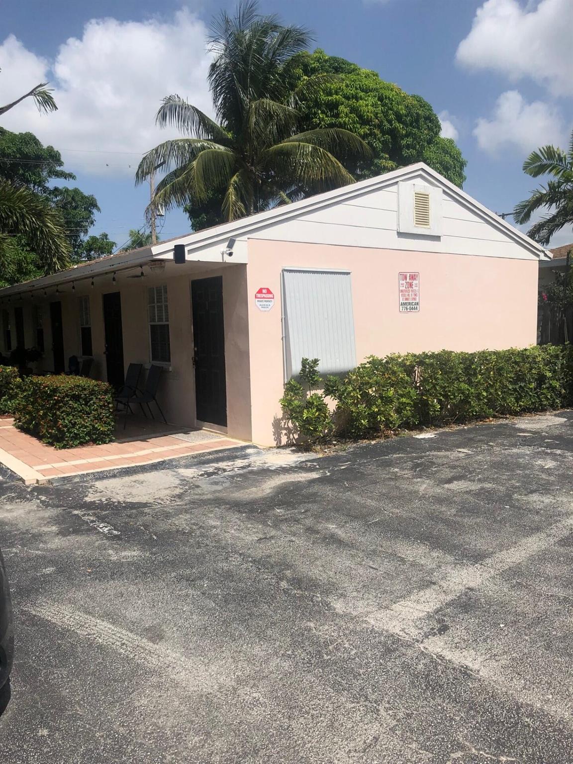 FULLY RENOVATED STUDIO APARTMENT WITH NEW KITCHEN AND BATH. MODERN AND CLEAN. ALL UTILITIES INCLUDED! ONE DEDICATED OFF-STREET PARKING SPOT. CLOSE TO BEACH, SHOPPING, TRANSPORTATION AND EVERY OTHER FACILITIES YOU MAY NEED.
