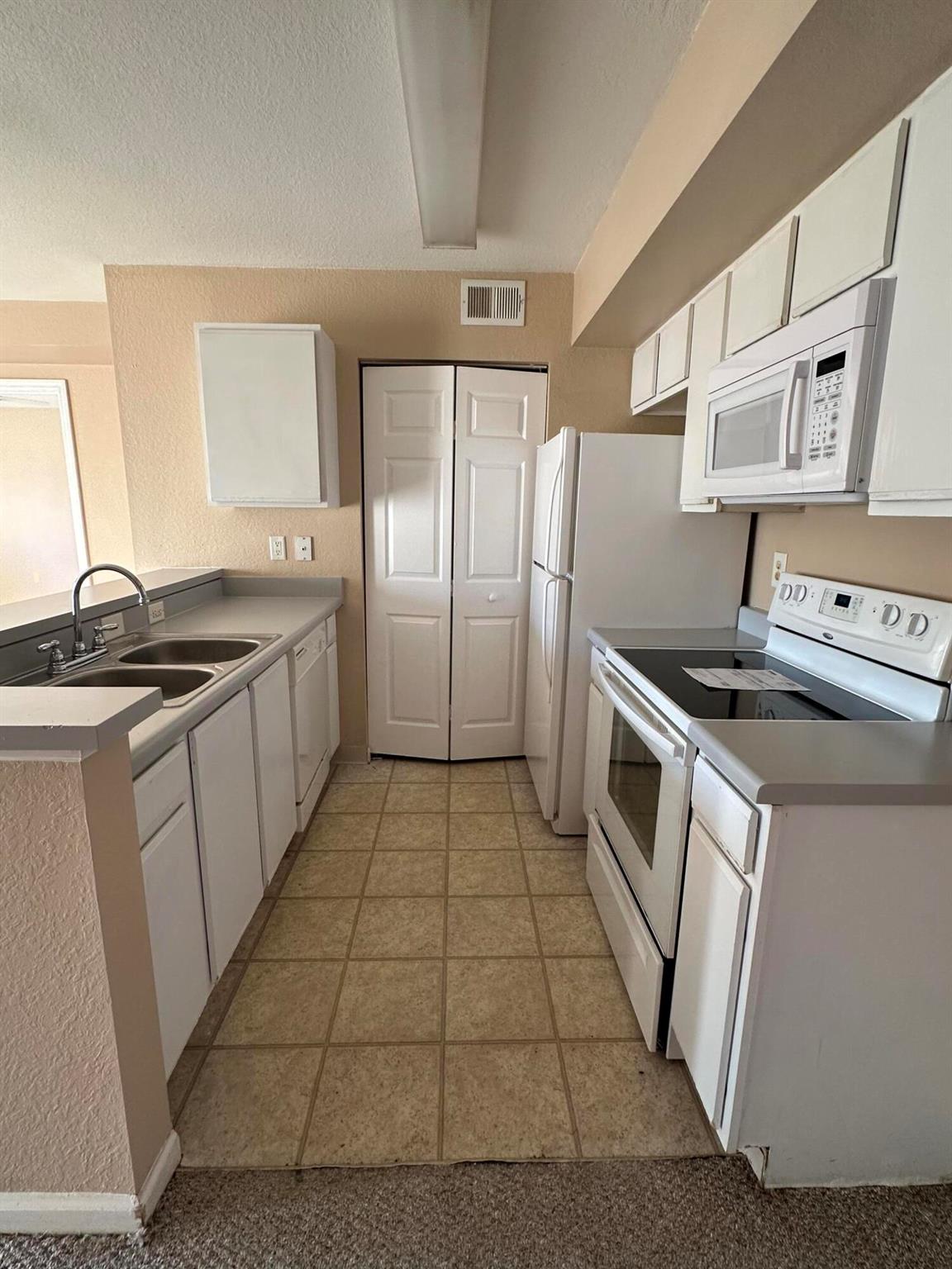 THE CLUB AT ST LUCIE WEST, A CONDOMINIUM - Residential Lease