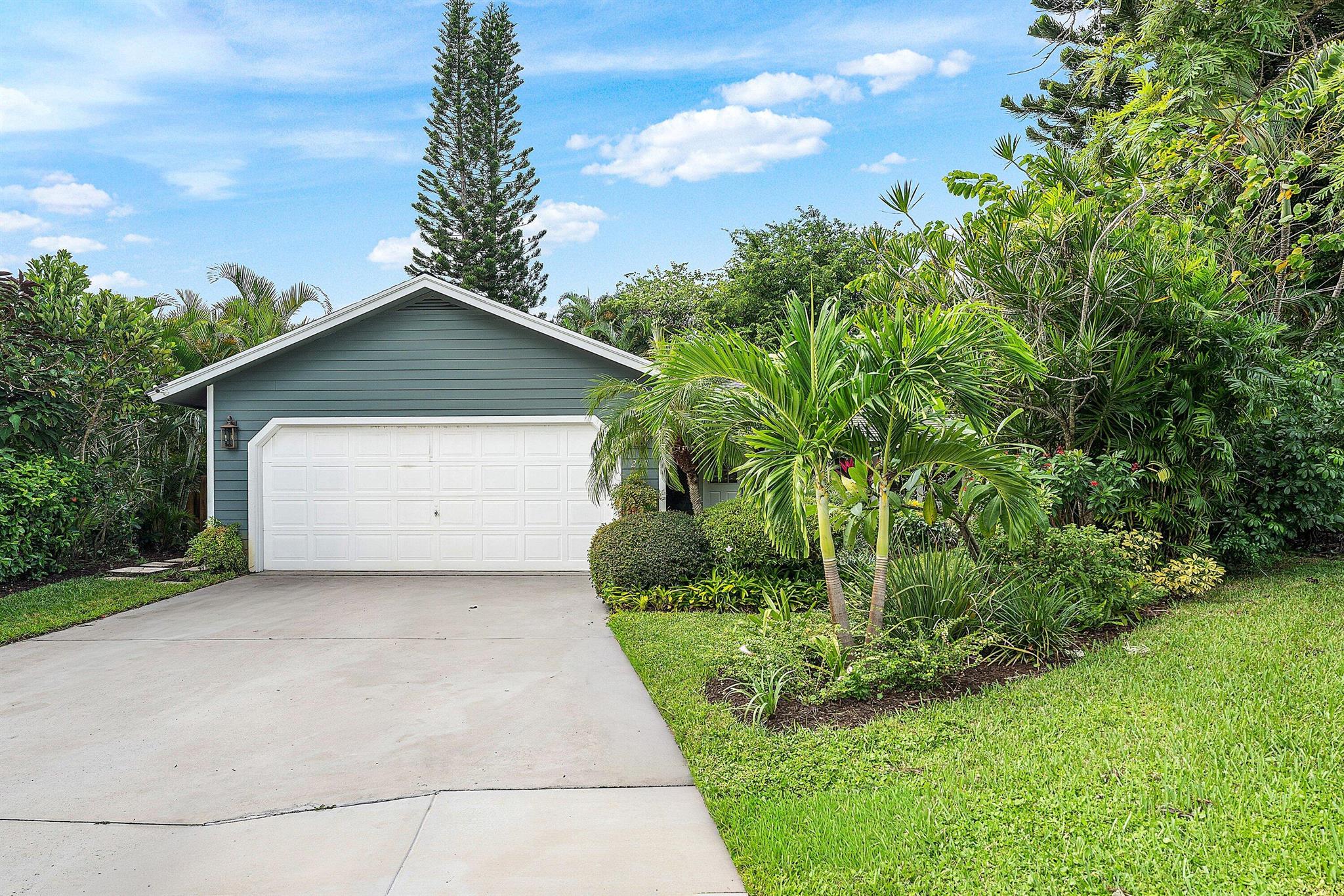 TEQUESTA PINES - Residential