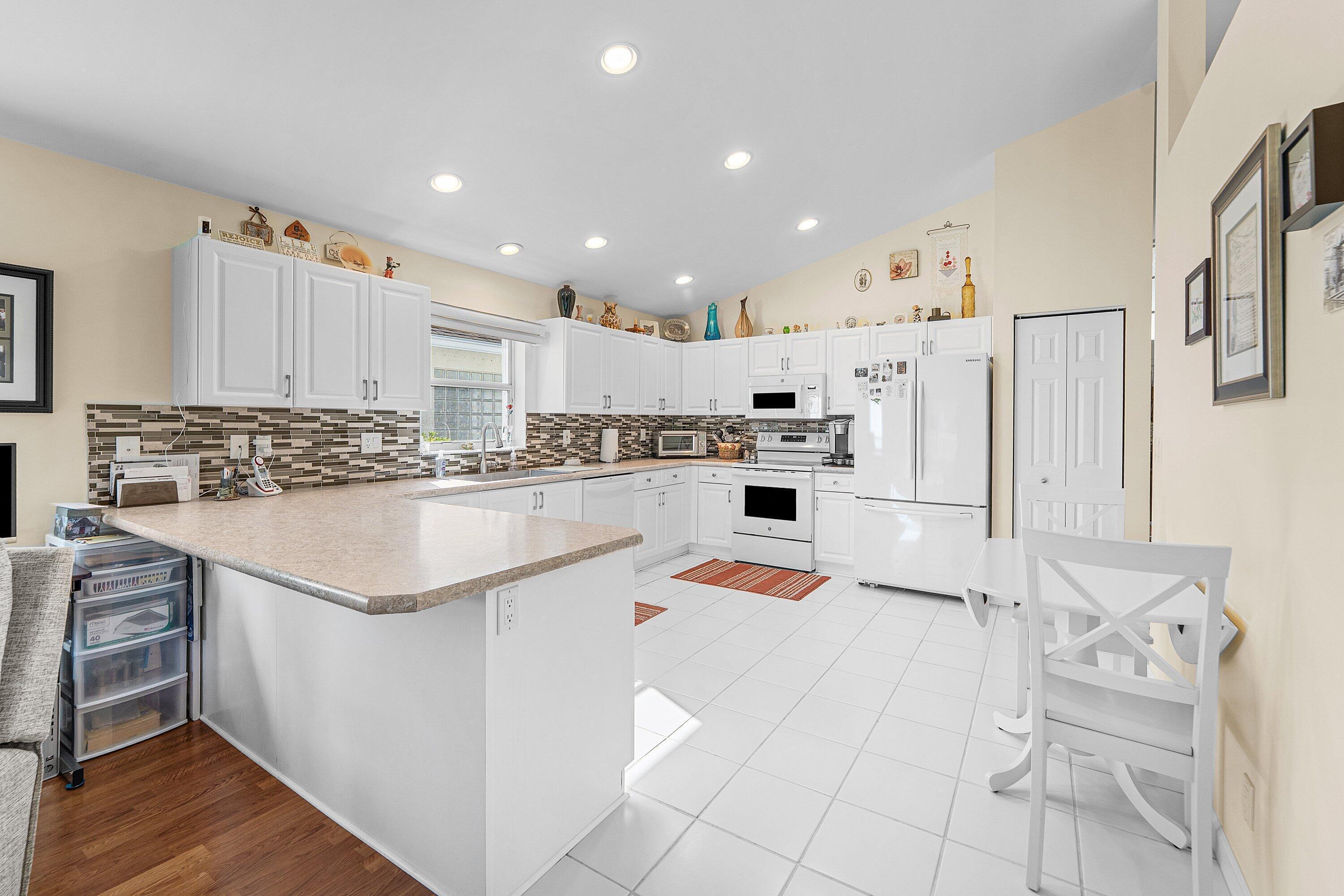 CYPRESS LAKES - Residential