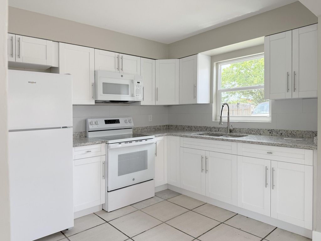 Photo of 1920 SW 44th Avenue #2, Fort Lauderdale, FL 33317 (MLS # B26034493)