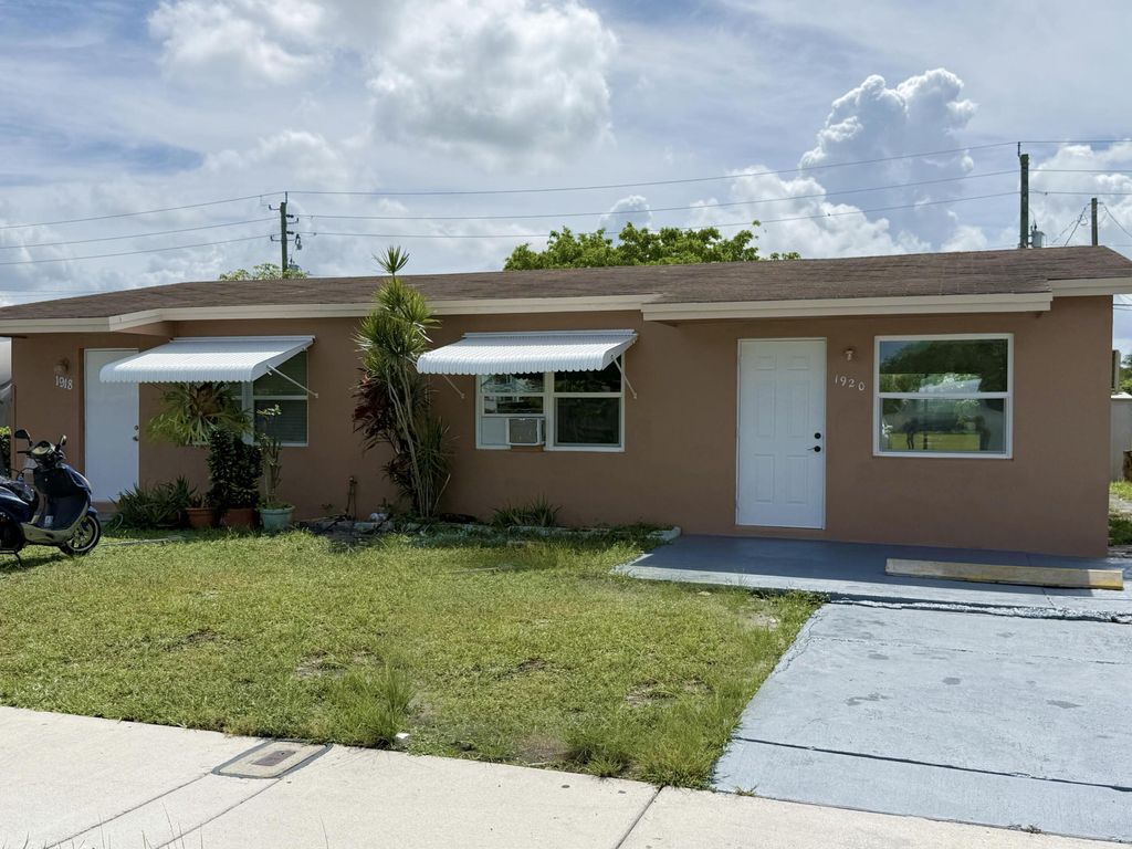 Photo of 1920 SW 44th Avenue #2, Fort Lauderdale, FL 33317 (MLS # B26034493)