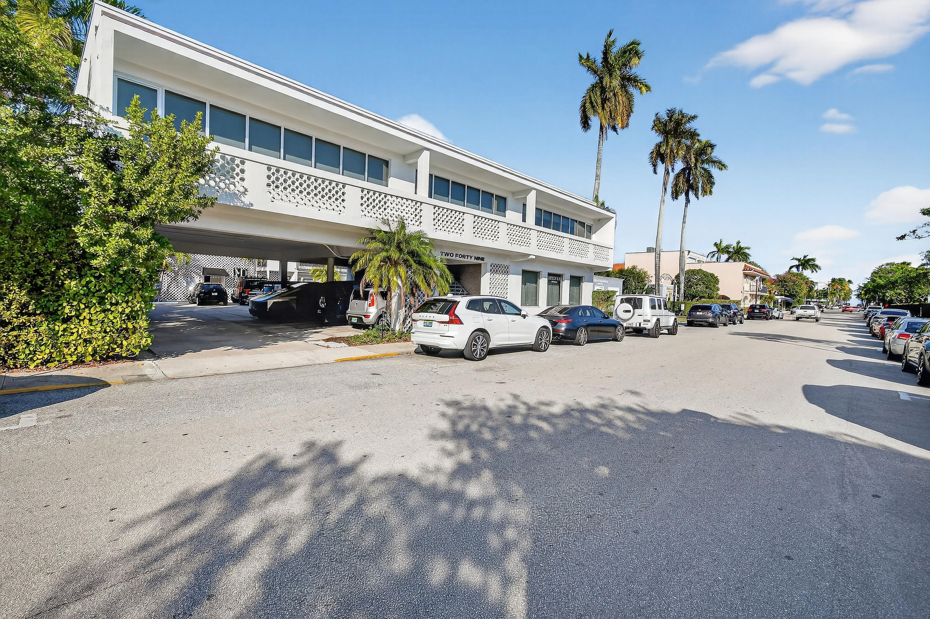 249 Peruvian Avenue 1811