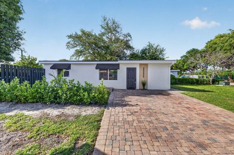 Photo of 1391 SW 33rd Terrace, Fort Lauderdale, FL 33312 (MLS # B26014310)