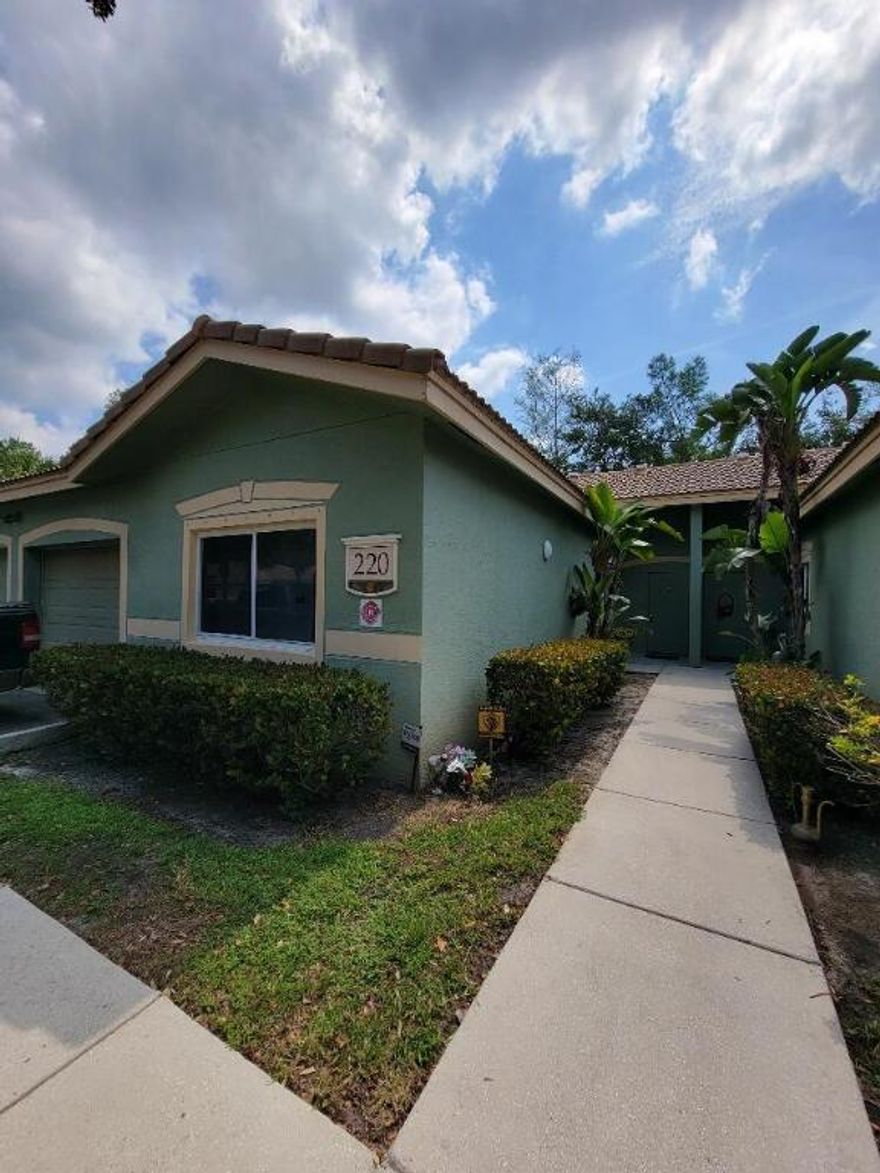 ONE STORY CONDO WITH ONE CAR GARAGE IN A GREAT LOCATION, CLOSE TO EVEYTHING.