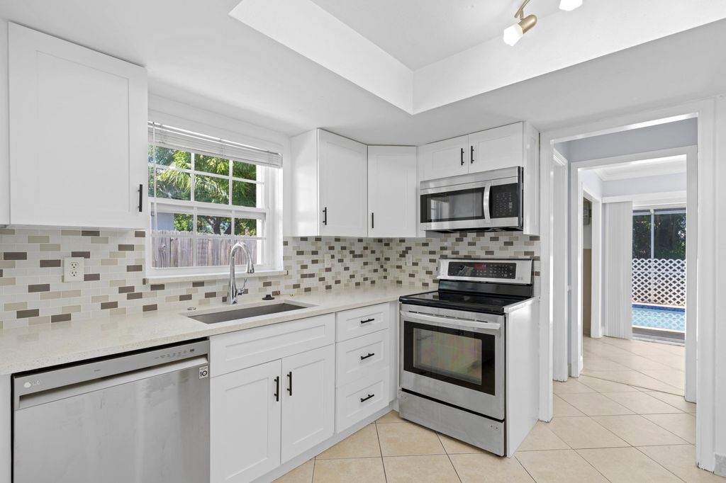 Photo of 245 SW 9th Avenue, Boynton Beach, FL 33435 (MLS # R10978150)