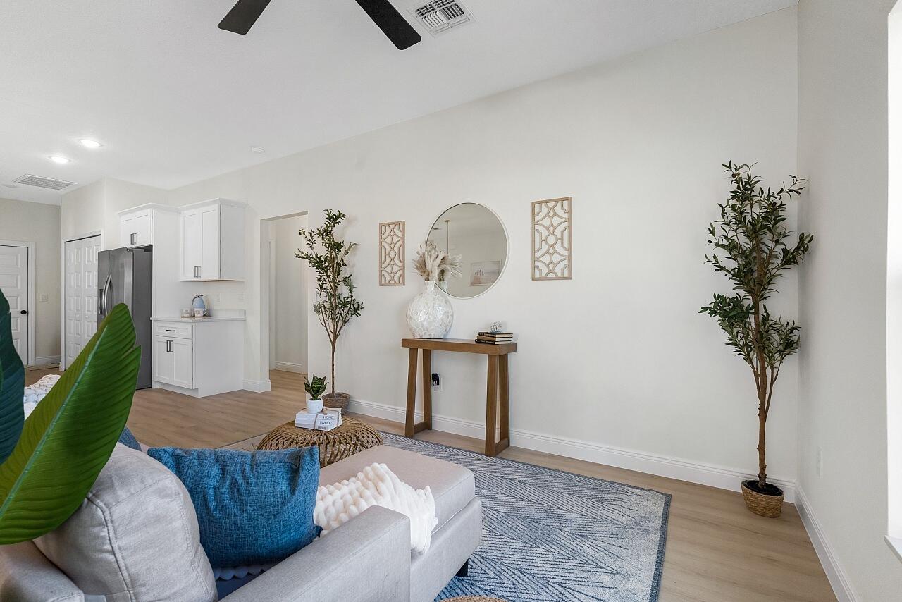 VERO LAKE ESTATES UNIT H-2 - Residential