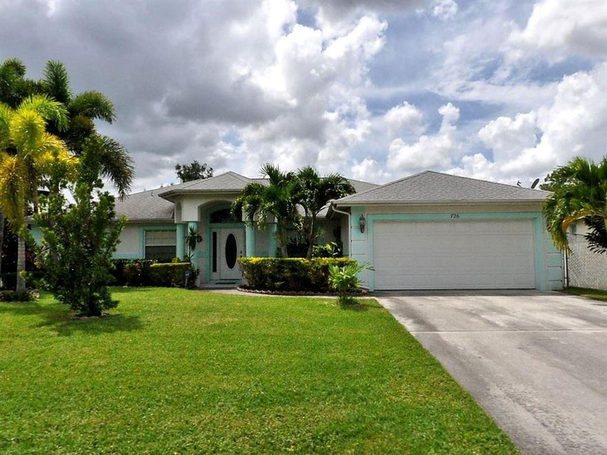 VERY SPACIOUS OPEN FLOOR PLAN, FEATURES FORMAL LIVING AREA, FAMILY ROOM, SREEN PORCH, FENCE BACKYARD