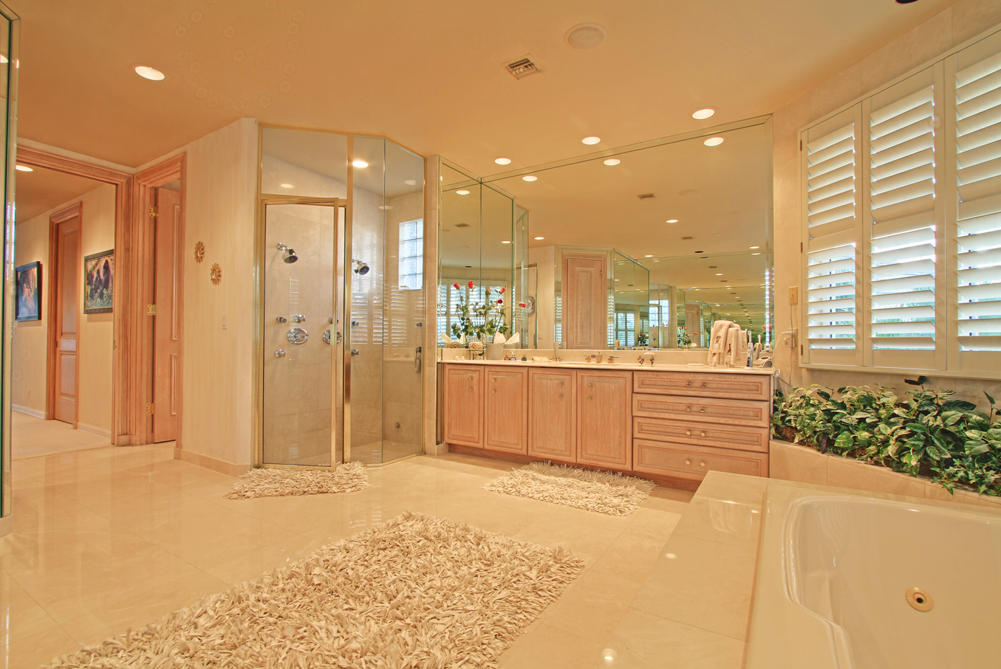 ROYAL PALM YACHT & COUNTRY CLUB - Residential