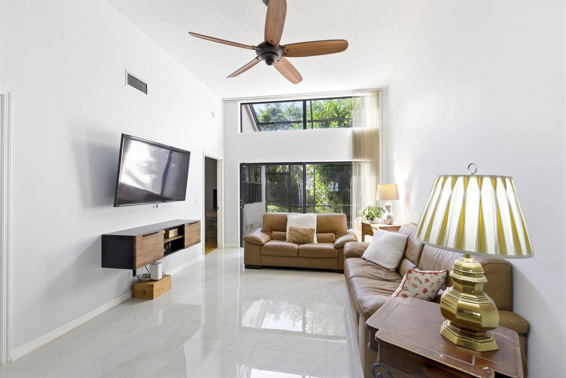 CANARY PALM CLUB - Residential