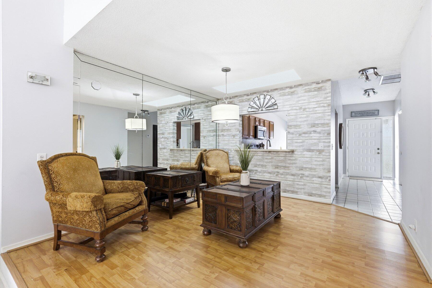 CANARY PALM CLUB - Residential