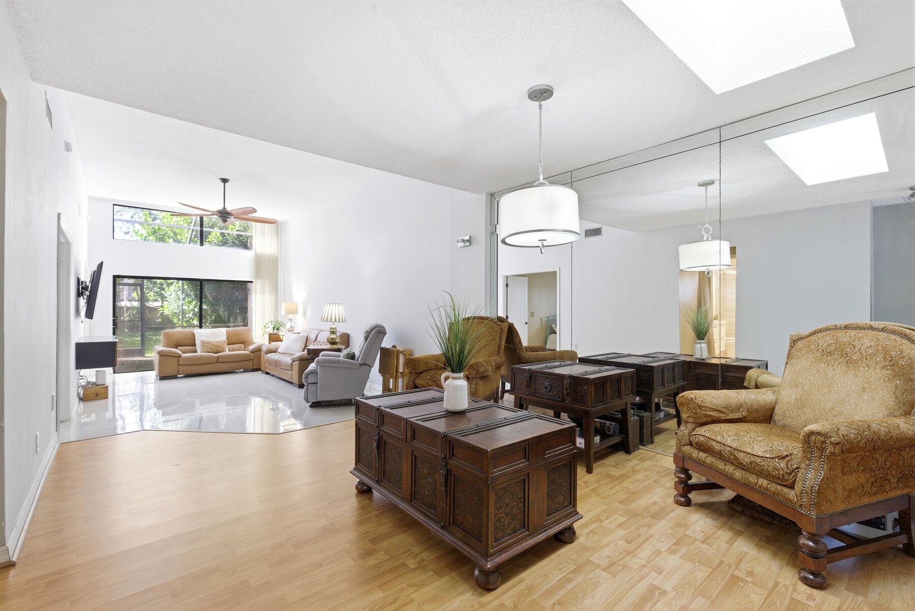 CANARY PALM CLUB - Residential