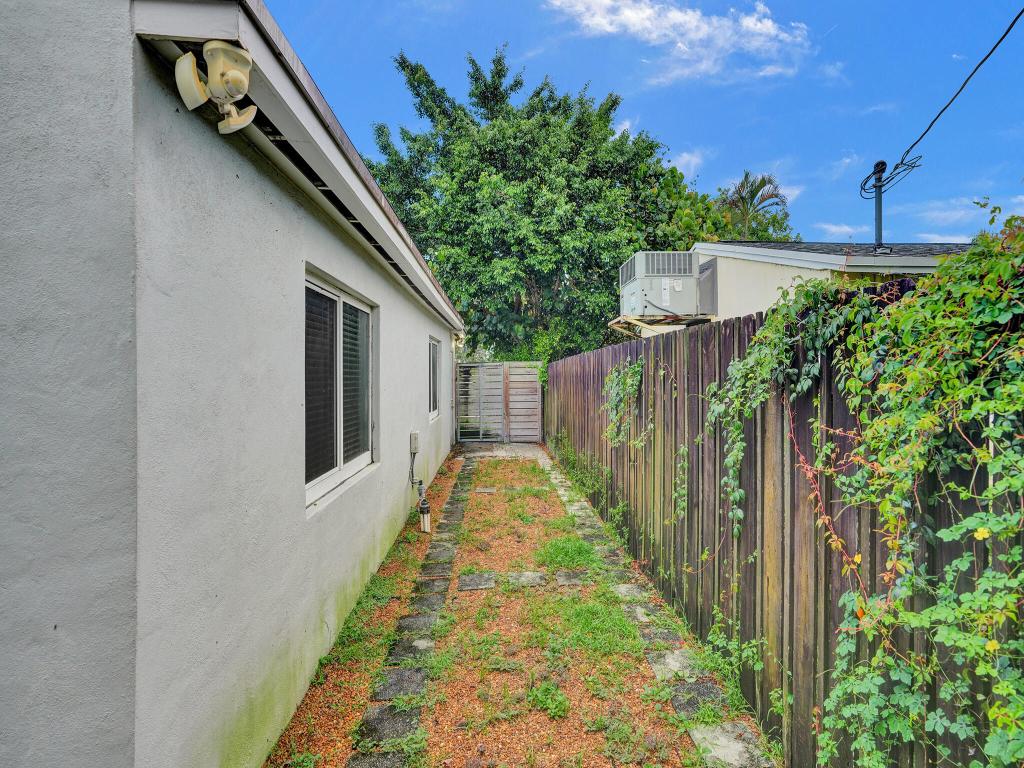 COLLIER ESTATES 2ND ADD - Residential Lease