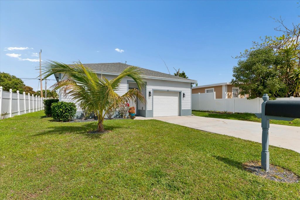 Photo of 525 NW 12th Avenue, Boynton Beach, FL 33435 (MLS # R11169881)