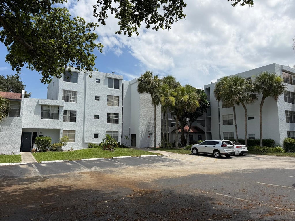 Photo of 9470 LIVE OAK Place #404, Davie, FL 33324 (MLS # B26053955)