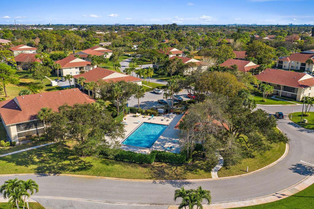 Photo of 6540 Chasewood Drive #F, Jupiter, FL 33458 (MLS # B26060116)