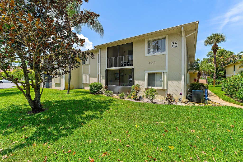 Photo of 6540 Chasewood Drive #F, Jupiter, FL 33458 (MLS # B26060116)