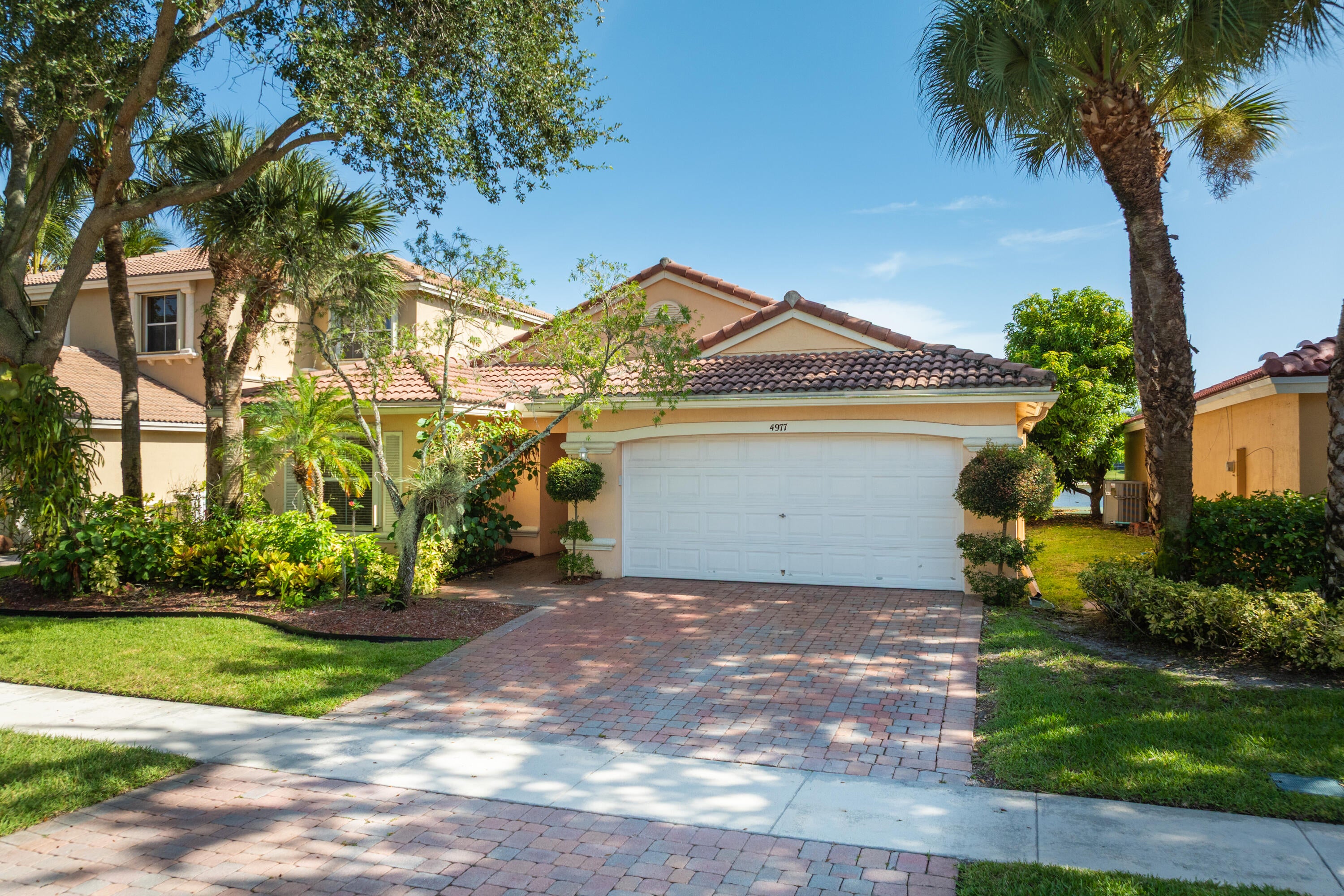 4977 Victoria Circle