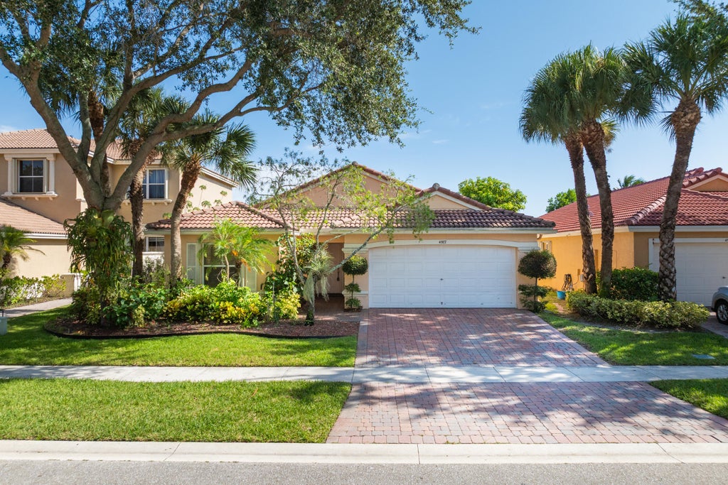 Photo of 4977 Victoria Circle, West Palm Beach, FL 33409 (MLS # B26065177)