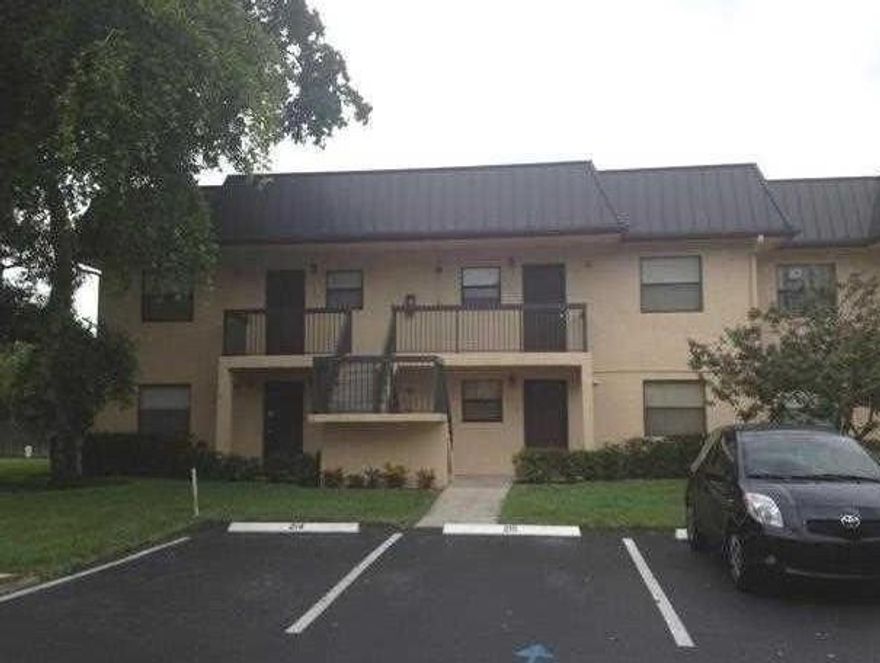 Great!! 2 bed room 2 bath condo in the heart of Pembroke Pines, close to the mall, major high way and hospital.Fairly new washer dryer and water heater. Fully furnished (optional)