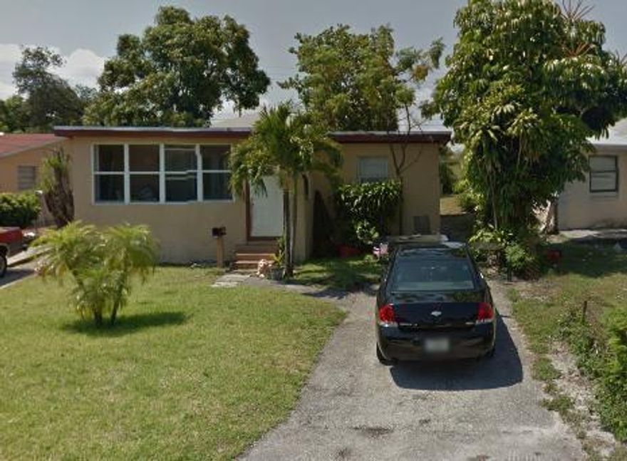 very nice 3 BR / 1 BA house, Tenant lives in the house for 20 years paying $1000 month rent, perfect for investor collect rent right after the closing, please call the Office to get more info , Need 24 h in advance to see the house 561-3622275.
please drive by , do not bother tenant.