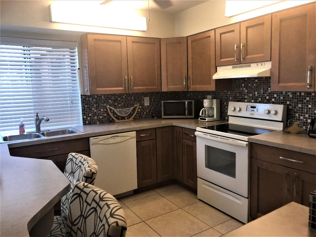 GREEN LAKES CONDO 1 THRU 21 OR3248P1 - Residential