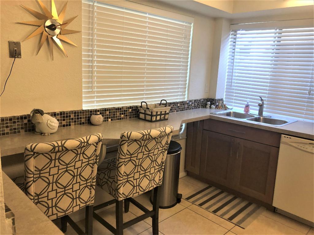 GREEN LAKES CONDO 1 THRU 21 OR3248P1 - Residential