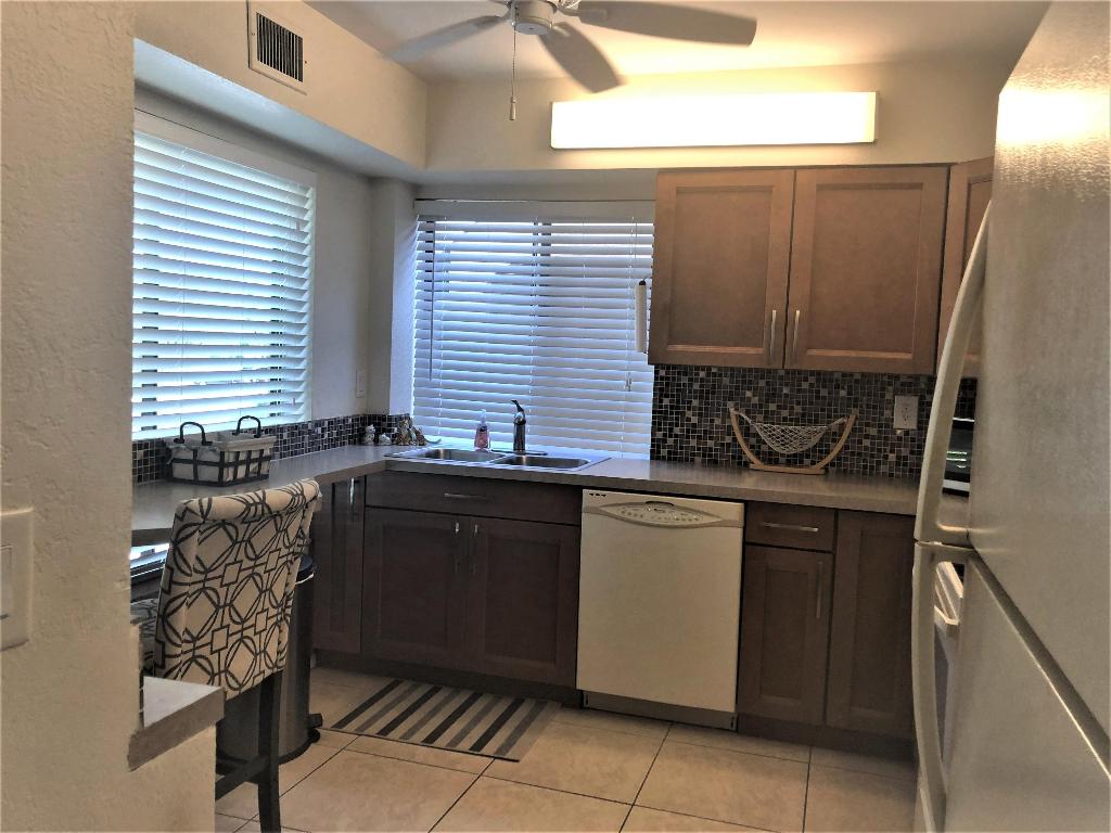 GREEN LAKES CONDO 1 THRU 21 OR3248P1 - Residential