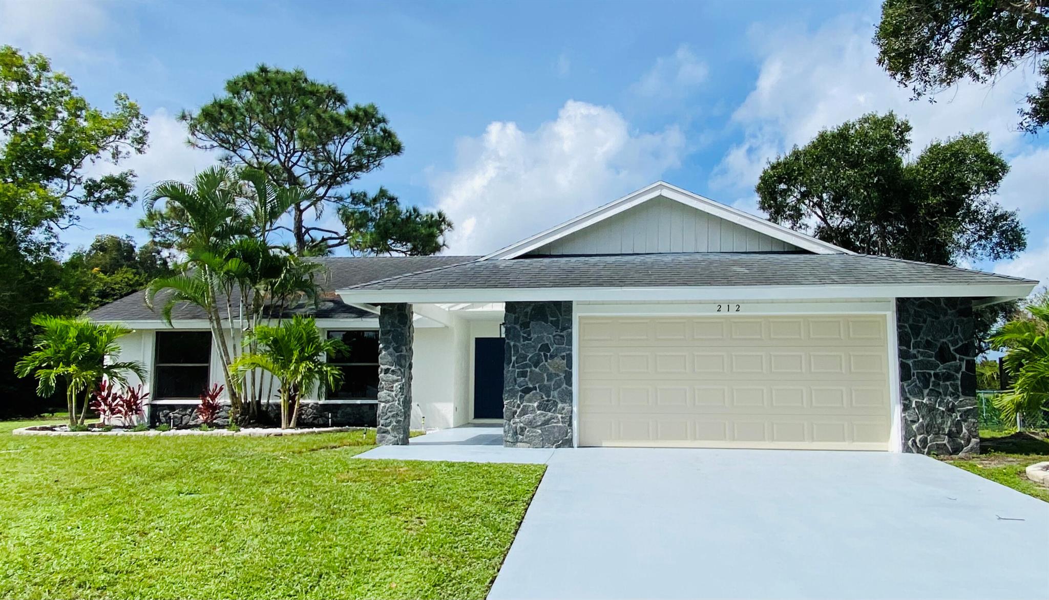 Beautiful 3/2 home on a quiet cul-de-sac with no HOA! Enjoy stunning panoramic views of the golf course and canal from your backyard. Inside features a bright white interior, cathedral ceilings, and brand-new stainless steel appliances. Move-in ready!
