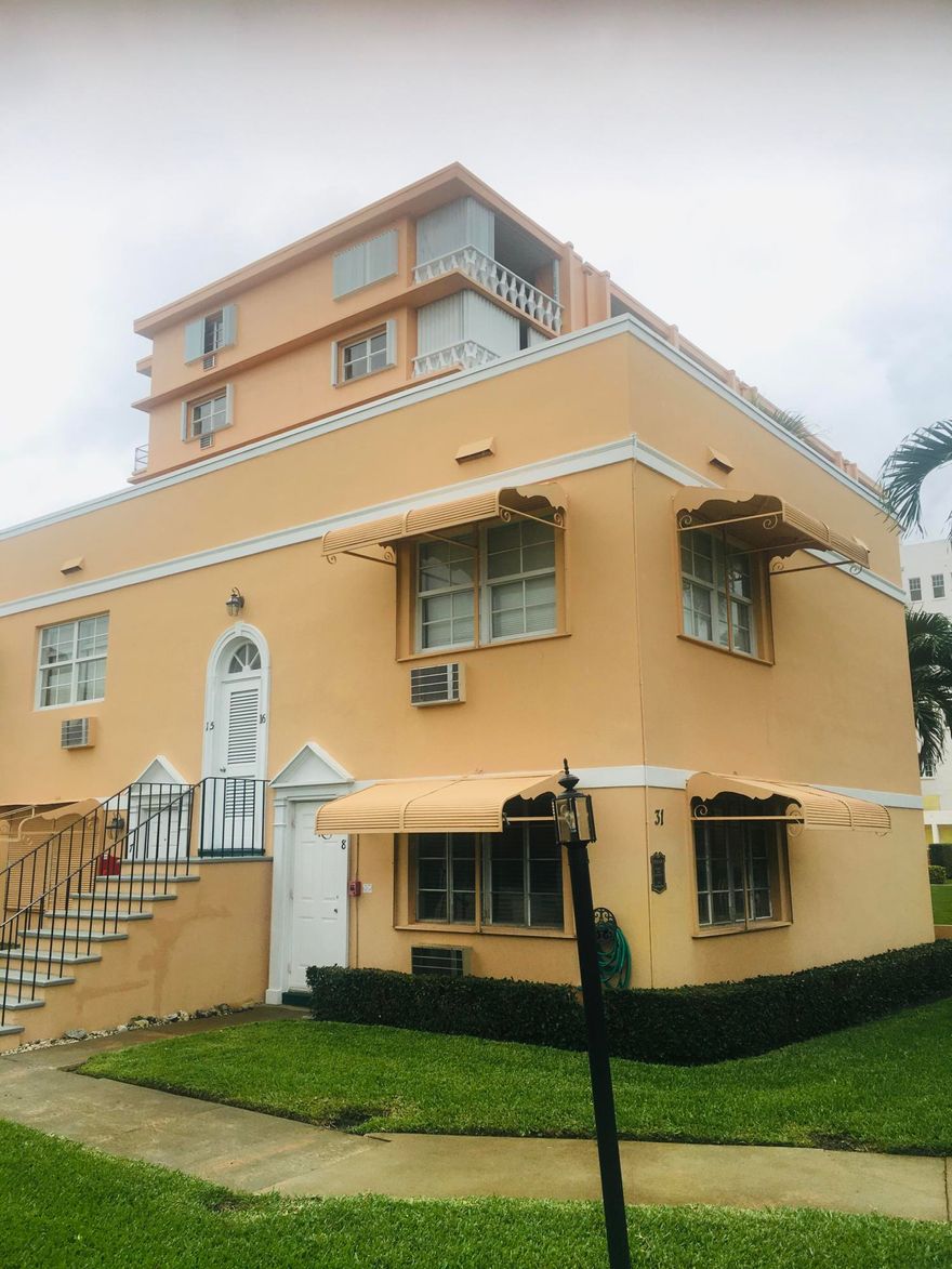 FURNISHED STUDIO APARTMENT IN DOWNTON LAKE WORTH WITH VIEWS OF BRYANT PARK AND INTERCOASTAL WATERS IN THE BACK. WALK TO EVERYWHERE AND ENJOY THE TROPICAL LIVING AT IT'S BEST. YOU ONLY NEED TO BRING YOUR TOOTBRUSH AND PASTE AND YOU ARE READY START ENJOYING YOUR LIFE IN SOUTH FLORIDA. WALK TO ALL SHOPPING, DINING, BANKING AND BEACHES. VERY DESIRABLE LOCATION. COMMUNITY OFFERS POOL, PARKING AND BIKE STRORAGE, COMMON LAUNDRY. TRUE HIDDEN GEM!