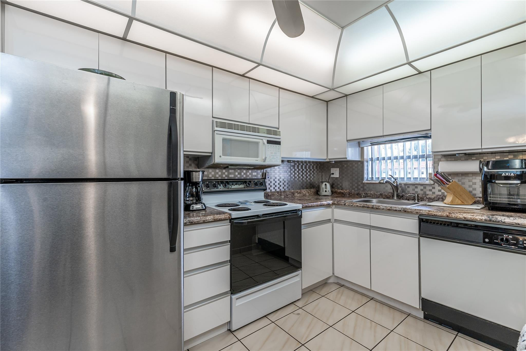 HOLLYBROOK GOLF & TENNIS - Residential