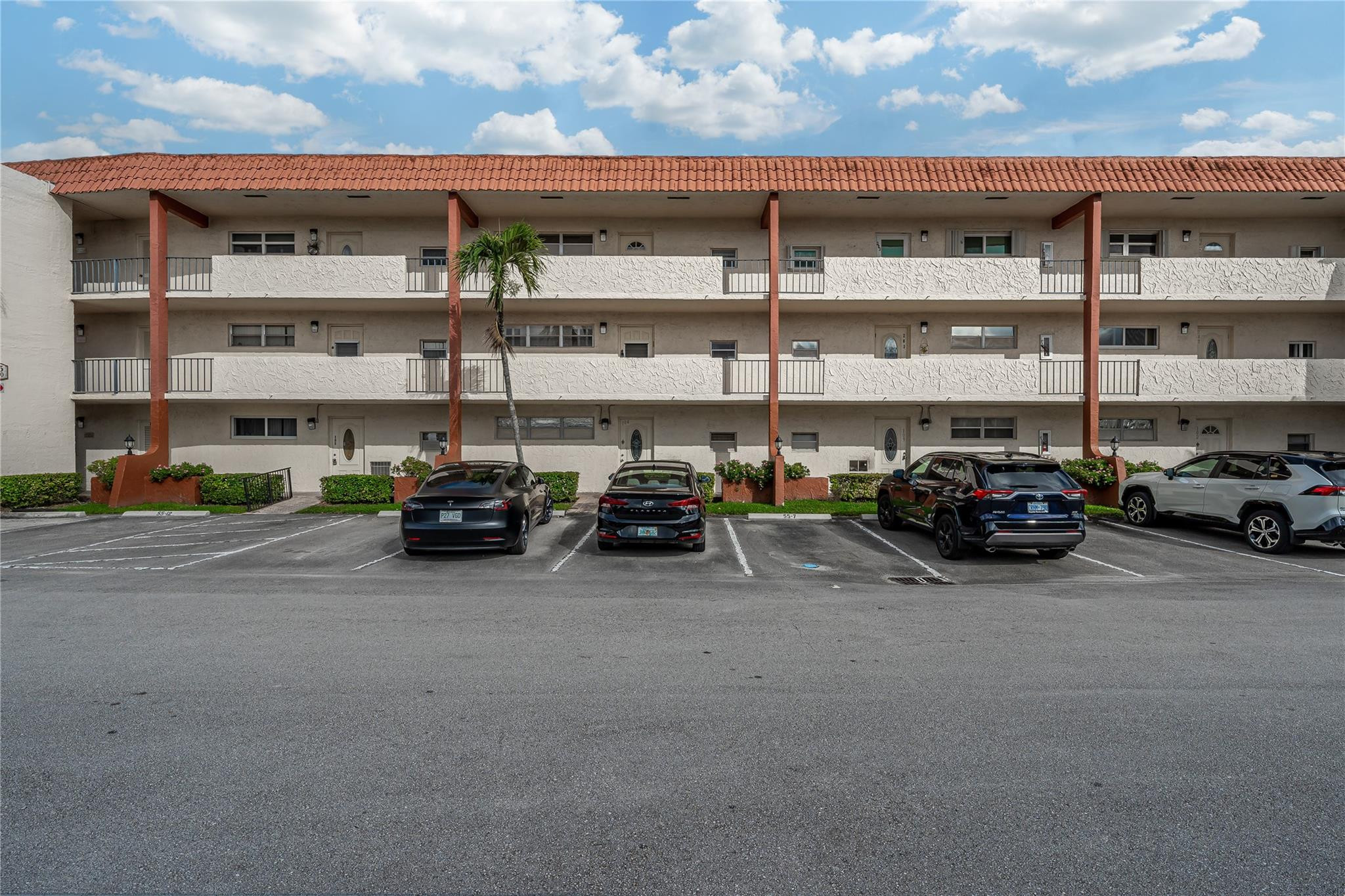 HOLLYBROOK GOLF & TENNIS - Residential