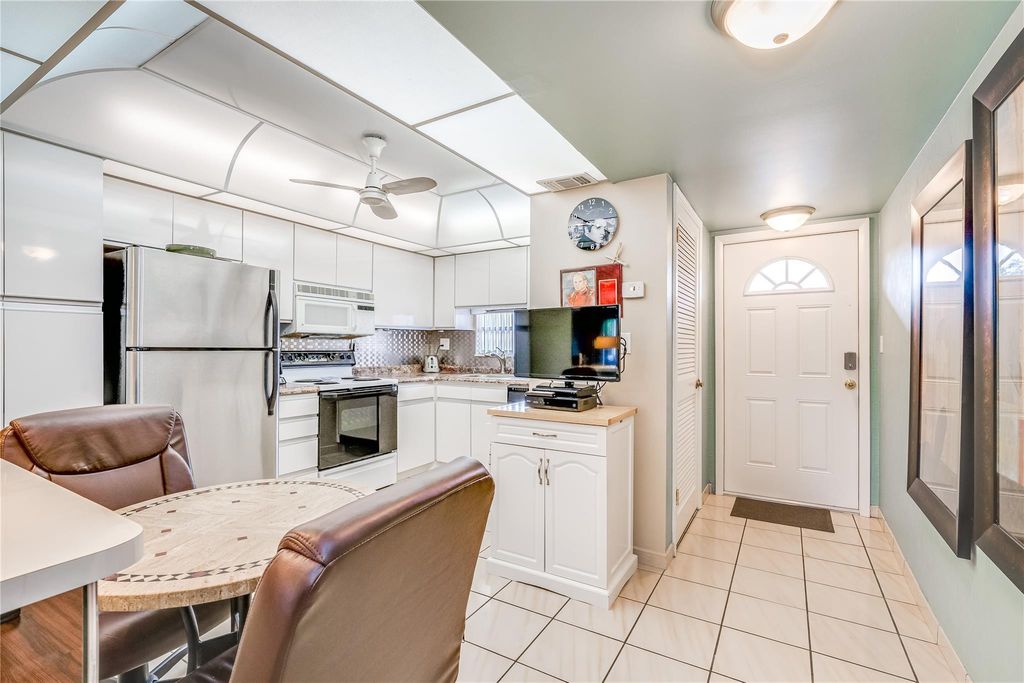 Photo of 700 S Hollybrook Drive #304, Pembroke Pines, FL 33025 (MLS # F10552276)