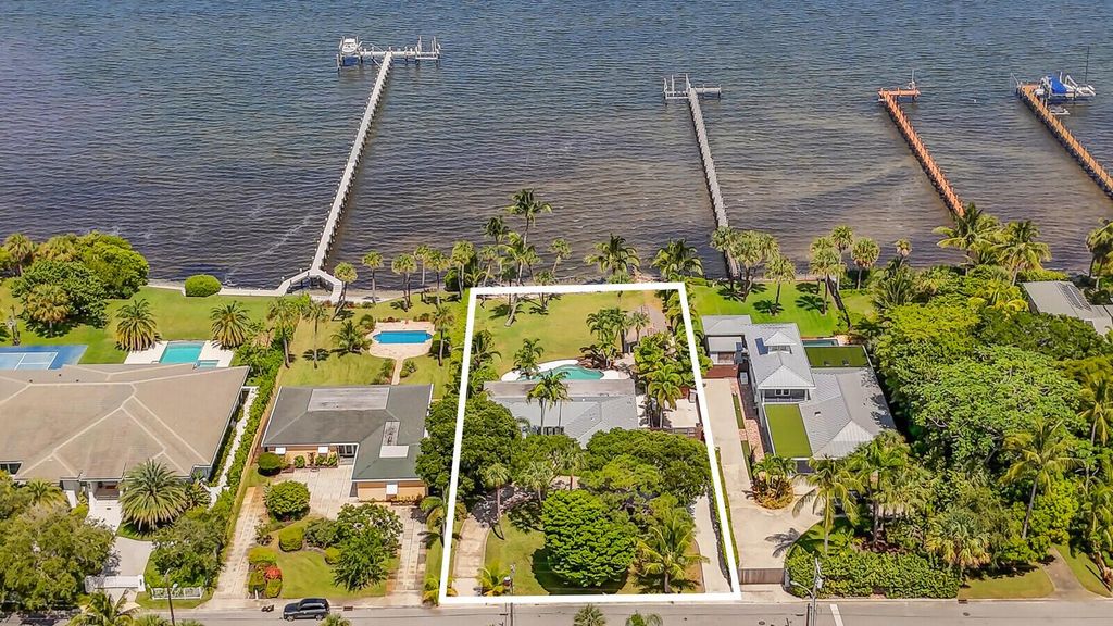 Photo of 930 S Lakeside Drive, Lake Worth Beach, FL 33460 (MLS # R11112635)