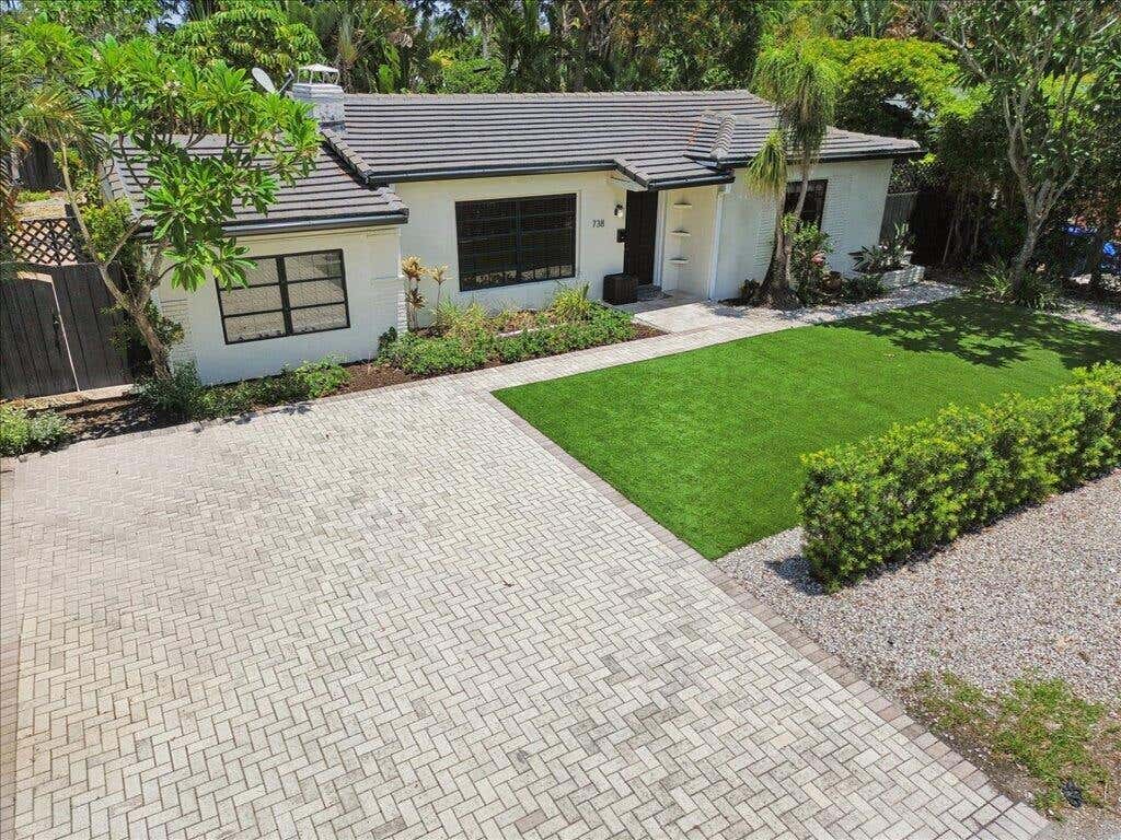 Photo of 738 NE 16TH Avenue, Fort Lauderdale, FL 33304 (MLS # B26057829)