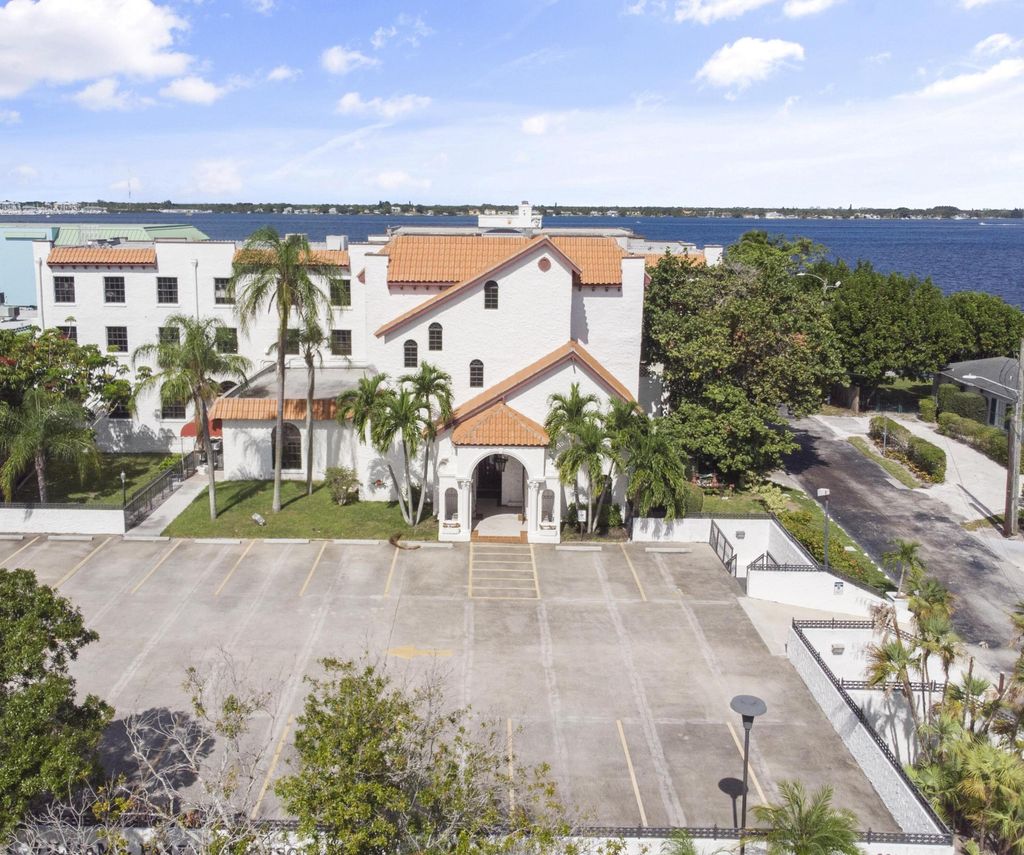 Photo of 221 SE Osceola Street, Stuart, FL 34994 (MLS # R11124971)