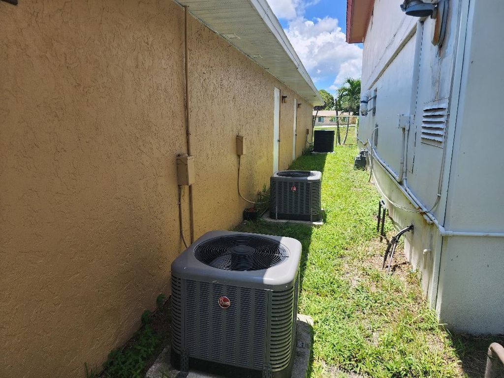 Photo of 492 Maple Avenue, Fort Pierce, FL (MLS # R11008144)