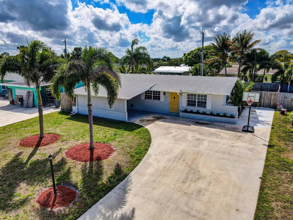 Photo of 511 Ivy Avenue, Palm Beach Gardens, FL 33410 (MLS # R10696023)