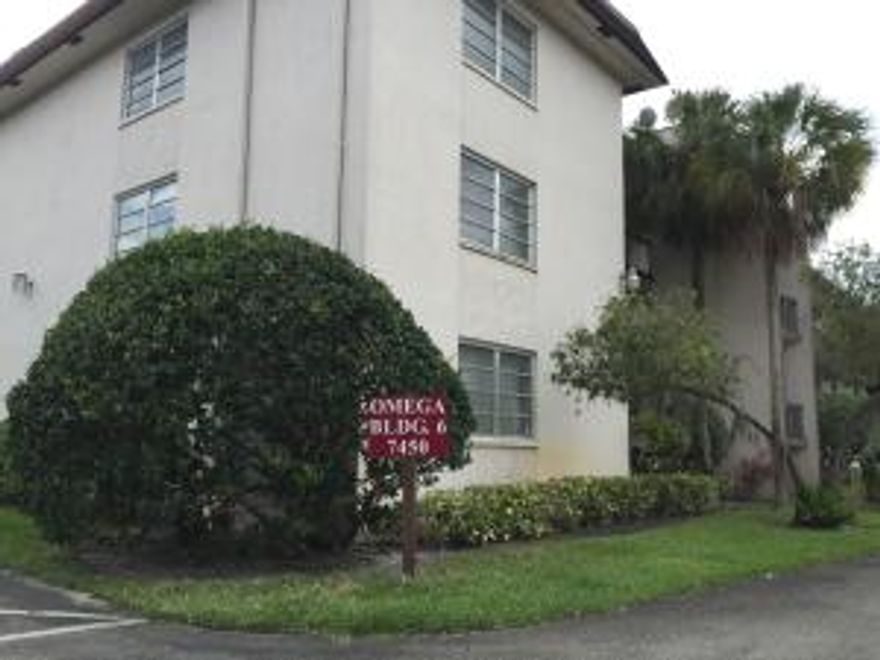 Beautiful ground floor 2/2 unit in the heart of Plantation.This condo has two spacious bedrooms with the master bedroom having an enclosed patio over looking the BBQ area. Well maintained community with amenities including:2 pools, tennis courts and a gym ..Close proximity to malls and restaurants. Take advantage of this wonderful deal today as it will not last long.
