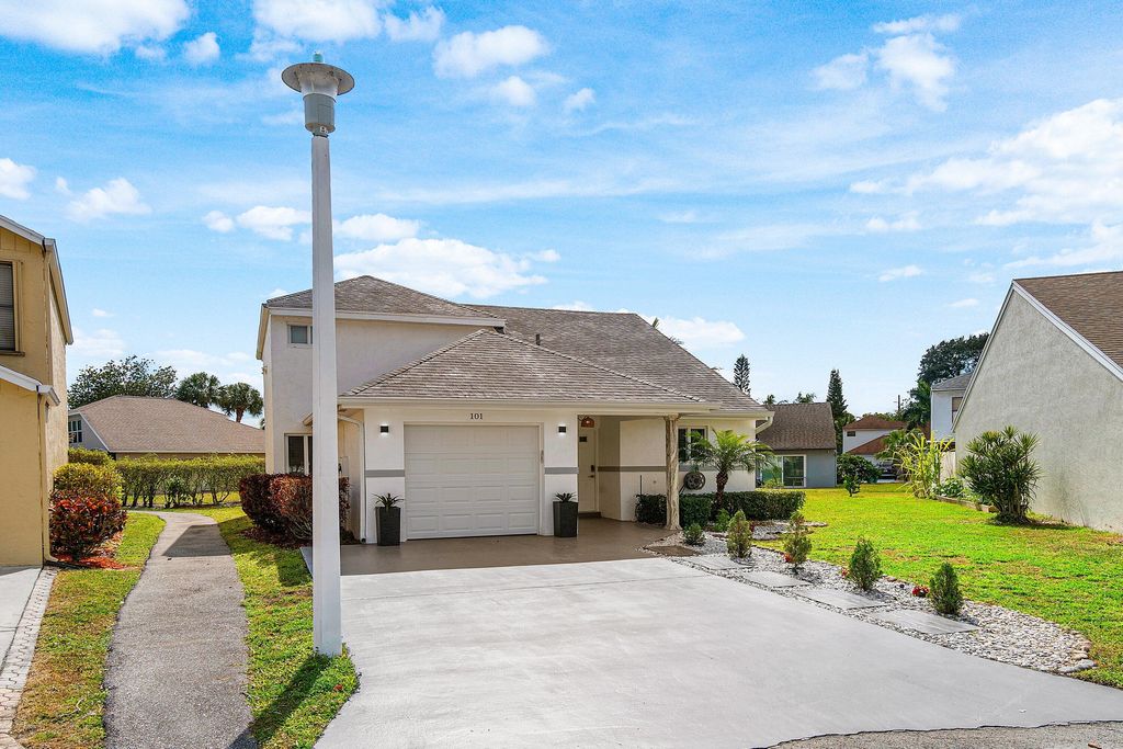 Photo of 101 Azalea Circle, Boynton Beach, FL 33436 (MLS # R11164936)