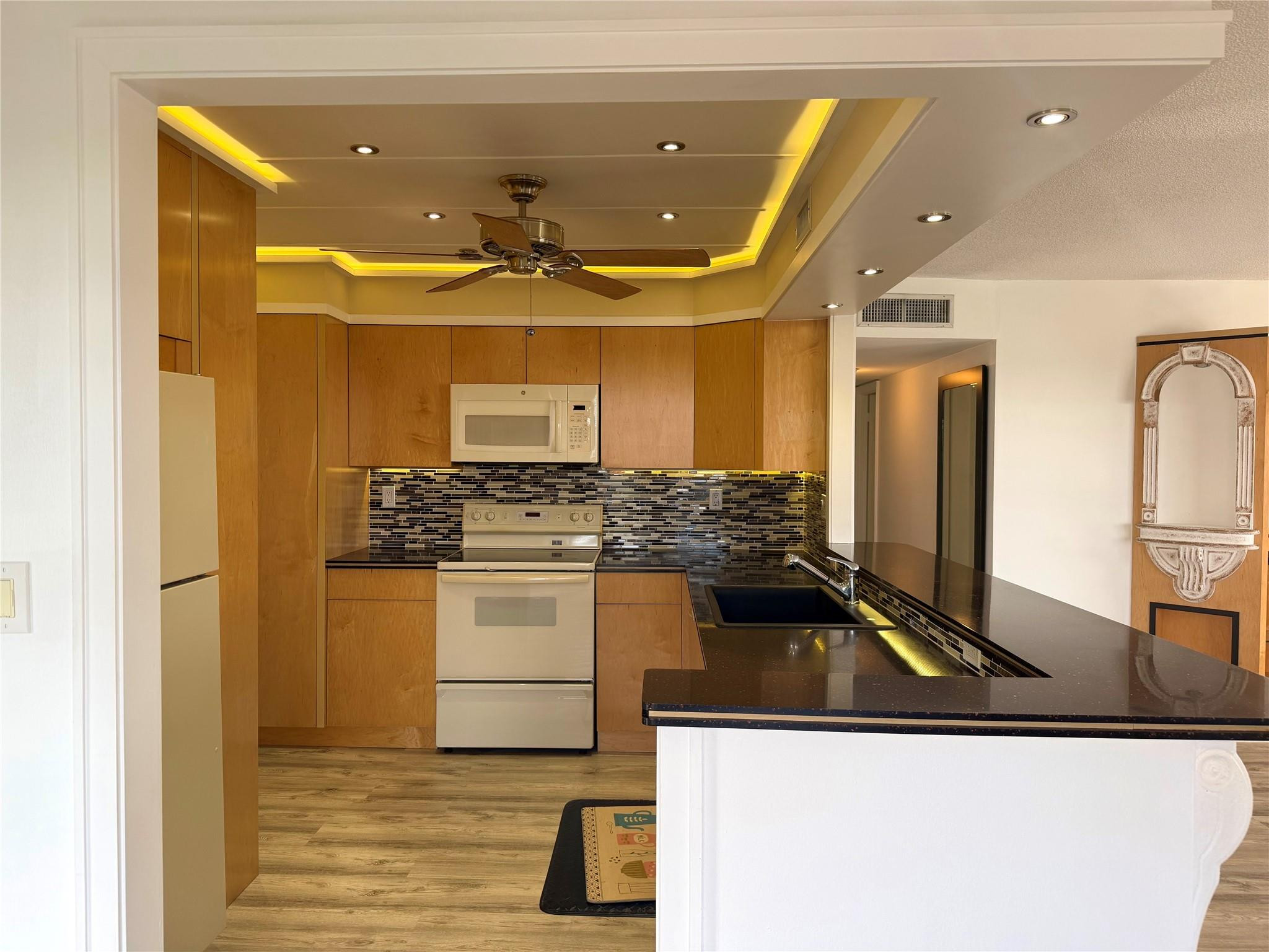 COUNTRY CLUB TOWER OF COR - Residential