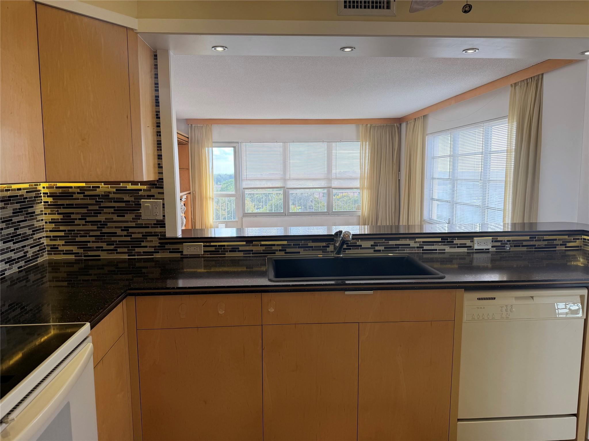 COUNTRY CLUB TOWER OF COR - Residential