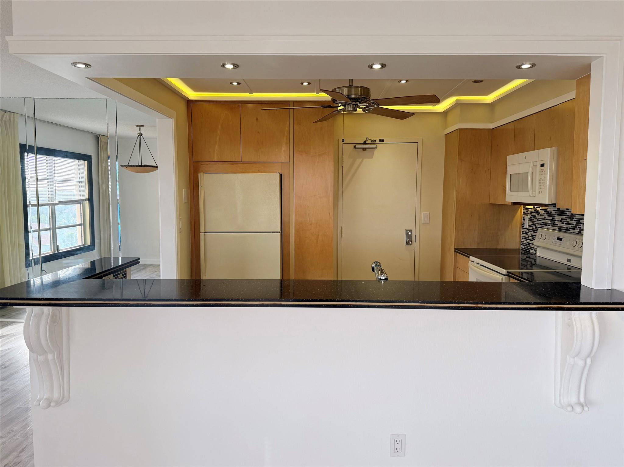 COUNTRY CLUB TOWER OF COR - Residential