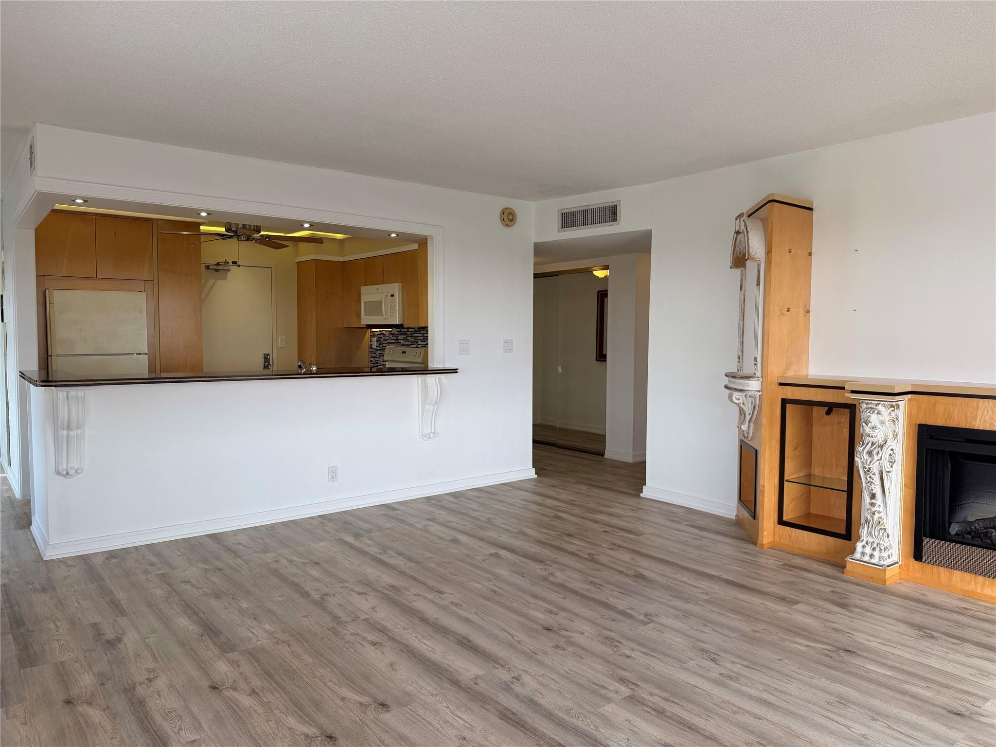 COUNTRY CLUB TOWER OF COR - Residential