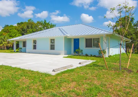 1106 Avenue E Apt B, Fort Pierce, FL MLS: R11090183