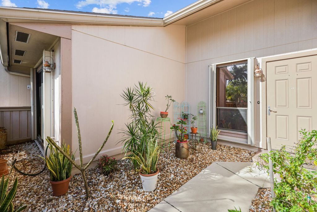 Photo of 14 Walcott Drive, Boynton Beach, FL 33426 (MLS # R10956888)