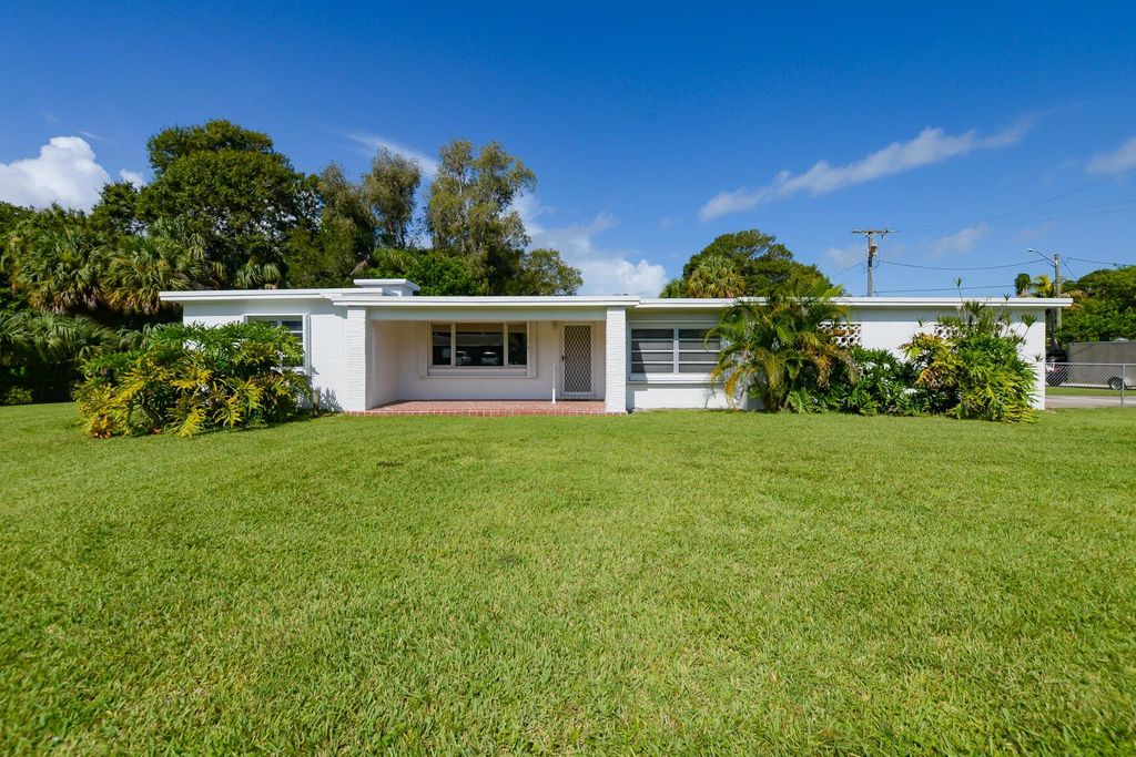 Photo of 1901 Oleander Boulevard, Fort Pierce, FL 34950 (MLS # R10914465)